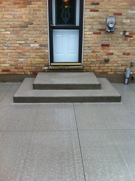 Door Steps Ideas Entrance, Front Steps Ideas Concrete, Front Yard Walkway Ideas, Yard Walkway Ideas, Bungalow Front Door, Front Yard Walkway, Yard Walkway, Concrete Backyard, Concrete Exterior