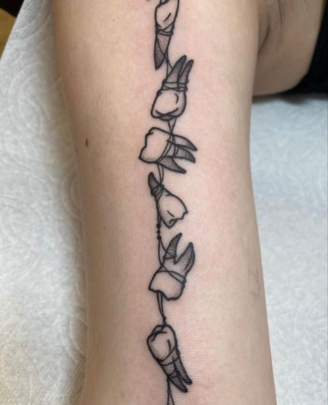 Traditional Teeth Tattoo, Animal Teeth Tattoo, Teeth Tattoo Ideas, Simple Knee Tattoos, Tooth Tattoo Ideas, Tattoo Teeth, Knee Tattoo Ideas, 666 Tattoo, Teeth Tattoo