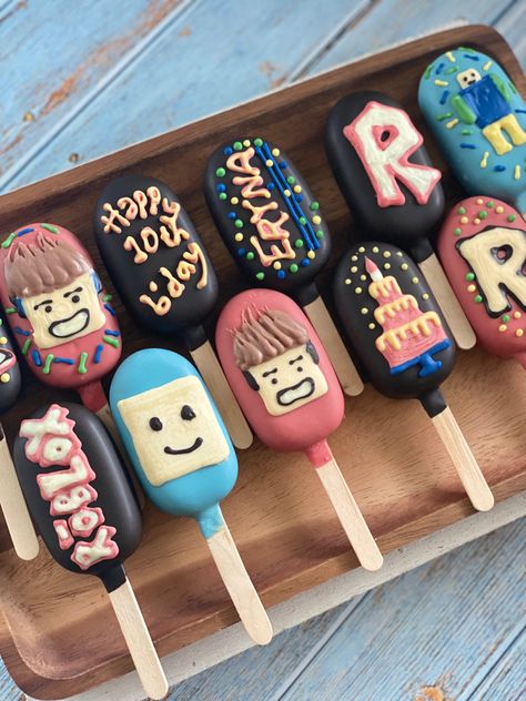 Roblox Rice Krispie Treats, Roblox Cakesicles, Roblox Cake Pops, Cakesicles Ideas, Roblox Birthday Cake, Lego Ninjago Birthday, Video Game Cakes, Roblox Party, Roblox Cake