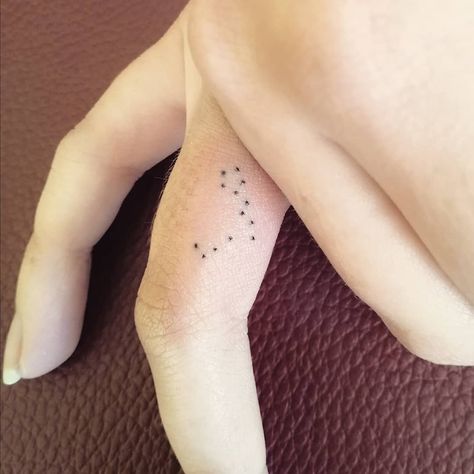 Tiny Pisces Tattoos, Constellation Finger Tattoo, Pisces Finger Tattoo, White Finger Tattoos, Star Tattoos Behind Ear, Doodle Tattoos, Inside Finger Tattoos, Frida Tattoo, Tattoo On Finger