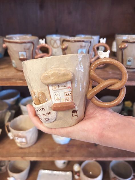 Coffee Mug Aesthetic, Mugs Aesthetic, Creative Mug, Handmade Ceramic Mugs, Crockery Design, Clay Diy Projects, Diy Ceramic, Tanah Liat, Pretty Mugs