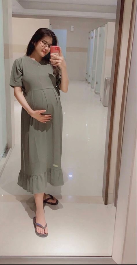 Pregnancy Timeline, Trendy Maternity Outfits, Maternity Outfit, Pajama Fashion, Stylish Maternity Outfits, Cotton Kurti Designs, Stylish Maternity, Pregnancy Maxi Dress, Kurti Designs