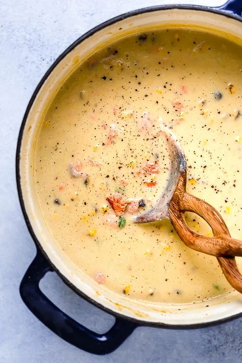 Salmon Chowder Recipe, Soup Carrot, Smoked Salmon Chowder, Salmon Soup, Salmon Chowder, Medicine Tips, Seafood Market, Seafood Soup, Chowder Recipes