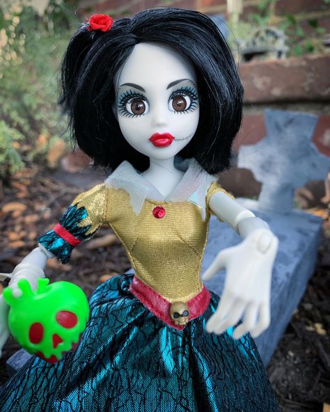 Snow White Disney Princess, Zombie Plush, Zombie Figurines, Time Icon, Zombie Dolls, Monsterhigh Dolls Original, Monster High Gen 3 Dolls, Snow White Disney, Living Dead Dolls