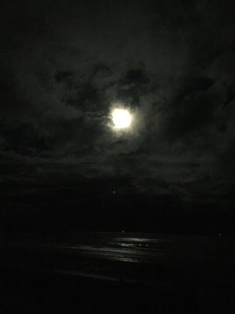 Bella Luna sobre el oscuro mar, en Puerto Armuelles, Chiriquí, Panamá 🇵🇦. Foto tomada por Gisela Maribel Rodríguez H., 11/04/17. Puerto Armuelles, Birthday Post Instagram, Birthday Post, Birthday Posts, Post Instagram, Hush Hush, The Moon, Celestial Bodies, Ootd