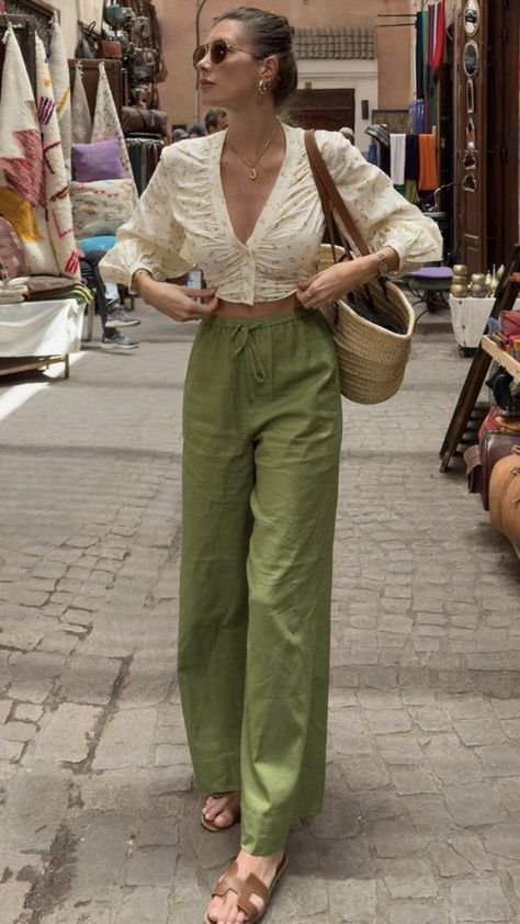 Outing Clothes For Women, Vacation Outfits Pants, Colored Linen Pants Outfit, Linen Pants Spring Outfit, Linen Trousers Outfit Aesthetic, Linen Green Pants Outfit, Linen Pants Green, Green Pants Summer Outfit, Green Linen Pants Outfit Summer