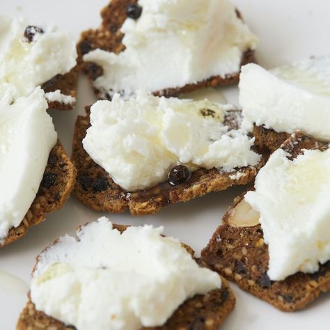 Sheep Cheese Recipes, Tofu Goat Cheese, Crumbled Goat Cheese, Cheeses Made From Goat Milk, Marinated Goat Cheese With Herbs, Goats Milk Cheese, Salt Crackers, Sheep Cheese, Cheese Cubes