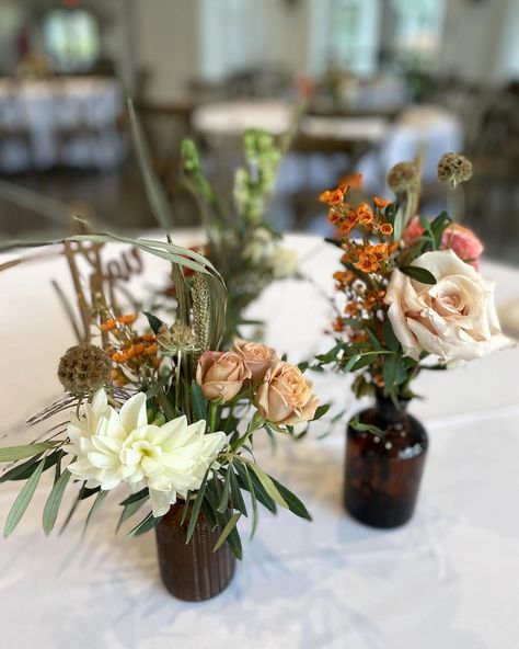 It was the first full weekend of #fall, and we welcomed the season with some exciting #weddingflower color palettes—-like Mackenzie & Justin’s sophisticated palette of earth tone shades, peach, terra cotta and burnt orange. Interesting textural elements added dimension, creating a rich floral display that warmed up wedding day at @crimsonlanevenue. When Mackenzie saw her flowers, she said she was very happy that she switched from her original black and white flower palette to this stunning se... Amber Bud Vases, Wedding Guest Table Centerpieces, Flower Palette, Vases With Flowers, Wedding Guest Table, Flowers For Wedding, Guest Table, Black And White Flower, Detroit Wedding