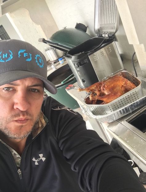 "Turkey selfie" Luke Bryan Wallpaper, Luke Bryan Shirtless, Luke Bryan Funny, Toby Keith Lyrics, Luke Bryan Family, Caroline Bryan, Like Bryan, Chris Young Music, Luke Bryan Fan