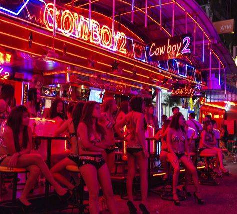 THE ONE MISTAKE YOU SHOULD ABSOLUTELY NEVER MAKE IN A RED LIGHT DISTRICT Red Light Area, Red District, Hong Kong Travel Guide, Paris Bucket List, Amsterdam Bucket List, Amsterdam Red Light District, Fun First Dates, Bangkok Travel, Red Light District