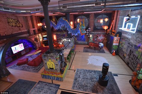 The Teenage Mutant Ninja Turtles' subterranean home has been recreated and listed as a hol... Tmnt Room Ideas, Ninja Turtle Aesthetic, Ninja Turtles Room, Ninja Room, Tmnt Bedroom, Tmnt Room, Ninja Turtle Room, Ninja Turtle Bedroom, Massive Monster