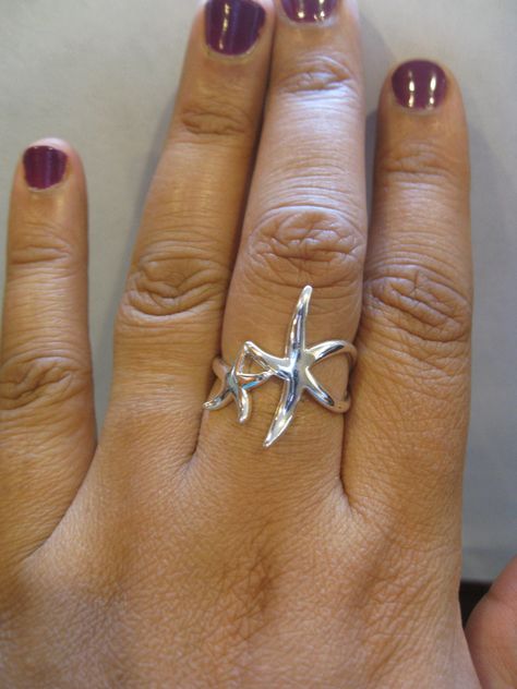 Our Exclusive Mama & Baby Starfish Ring for all you Starfish Lovers !! The Big Starfish measures 22mm in height. The Baby Starfish measures 12 mm in height. This beautiful ring signifies the bond between a mother & child. Makes great index or middle finger ring .. Baby Starfish, Starfish Ring, Starfish Jewelry, Fantasy Earrings, Surf Jewelry, Middle Finger Ring, Engagement Earrings, Pulseras Diy, Snake Jewelry