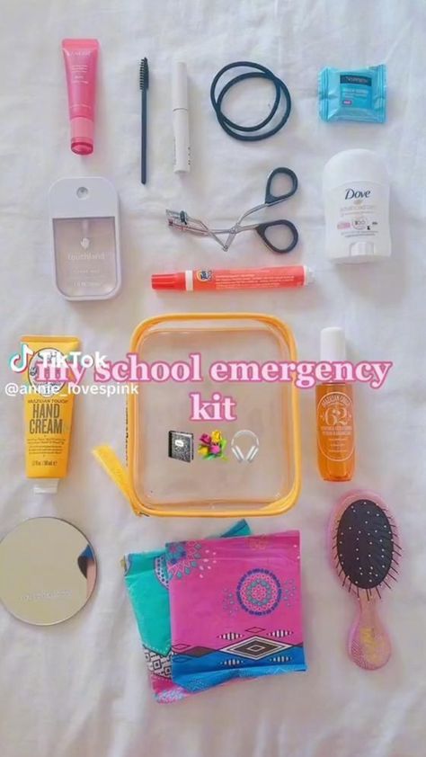 Back To School Packing, School Packing, Schul Survival Kits, Middle School Essentials, Studie Hacks, School Emergency Kit, School Backpack Essentials, Middle School Survival, Preppy School Supplies