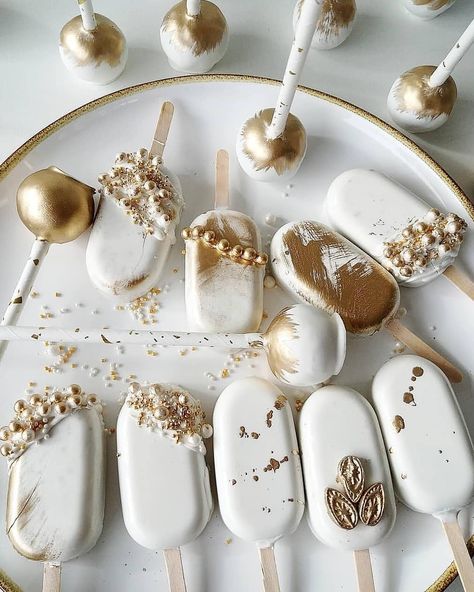 Edible elegance - gold accents on white popsicle cakes and cake pops! Mmmmm!! BEAUTIFUL, don't you agree?!! 💋💋 📷 @sisi_nass . . . . .… Cake Pops Birthday, Popsicle Cake, Popsicles Cake, Ice Cream Cake Pops, Cake Popsicles, White Cake Pops, Cake Pop Designs, Cake Pop Decorating, Mini Torte