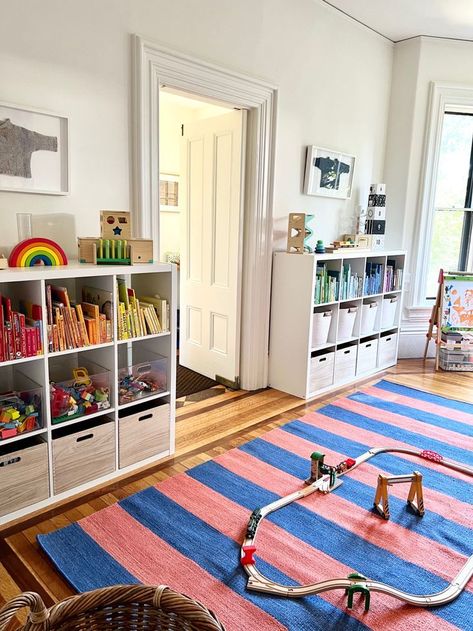 Kids Playroom Organization Ideas, Organizing Toddler Room, Simple Playroom Organization, Kallax Playroom, Playroom Sunroom, Clt House, Family Room Organization, Kids Closet Storage, Toy Room Storage