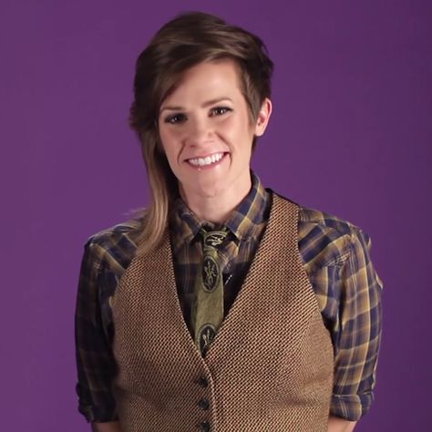 11 QUESTIONS YOU WANT TO ASK A LESBIAN WITH CAMERON ESPOSITO #lesbian #comedian #cameron #esposito Cameron Esposito, Date Outfit Summer, Dating Tips For Men, Date Outfit Casual, Funny Mom Quotes, Summer Romance, Round Two, Guy Friends, Female Face