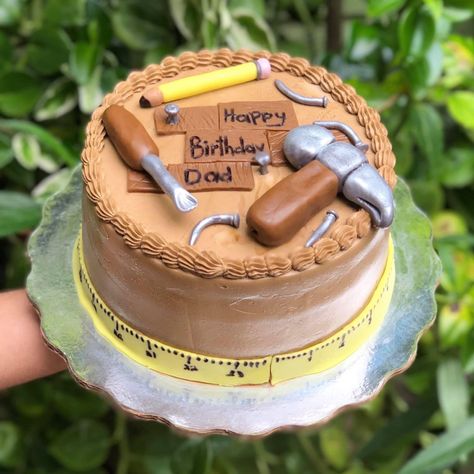 #dadlife #happy #birthday #carpenterlife #carpenter #tools #carpentercake #fondantfigures #woodworking #woodworkingtools #cakeboy #chantillycreamcake Carpenter Cake Ideas, Woodworking Cake Ideas, Valentine Cookie Bouquets, Alcohol Birthday Cake, Birthday Cake For Father, Happy Birthday Papa, Dad Birthday Cakes, Fathers Day Cake, Cookie Bouquet