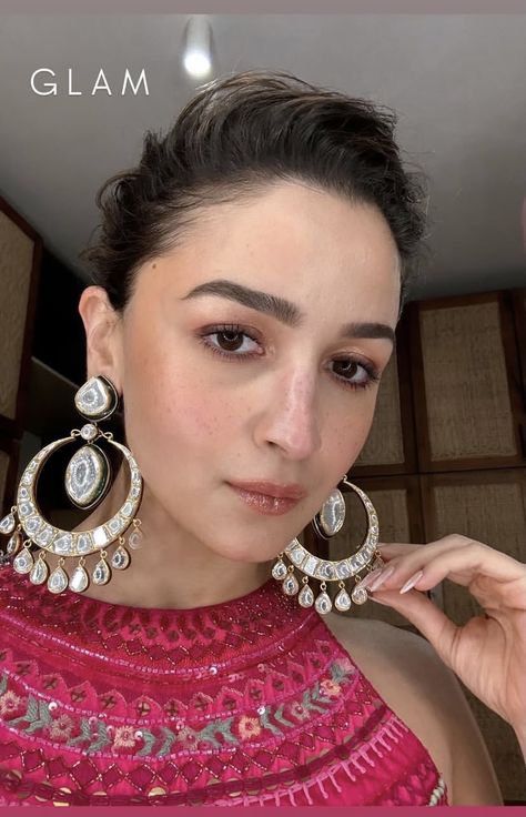 Alia Bhatt Makeup Looks, Alia Bhatt Makeup, Modern Sari, Colour Combinations Fashion, Snap Streak Ideas Easy, Business Inspiration Quotes, Snap Streak, Colored Eyeliner, Wire Jewelry Designs