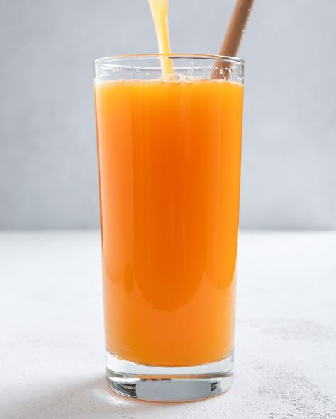 Immune-Boosting Apple Orange Carrot Juice - Food Sharing Vegan Carrot Apple Juice, Orange Carrot Juice, Carrot Juice Recipe, Vegan Drinks Recipes, Nutrient Dense Smoothie, Health Benefits Of Ginger, Smoothie Diet Plans, Juicing For Health, Low Calorie Snacks