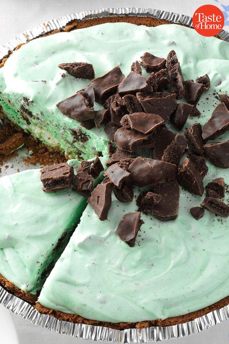 Grasshopper Pie Recipe, Fluff Recipes, Christmas Pies, Cheap Desserts, Cheap Dessert Recipes, Grasshopper Pie, Yummy Pie Recipes, Dreamy Desserts, Future Chef