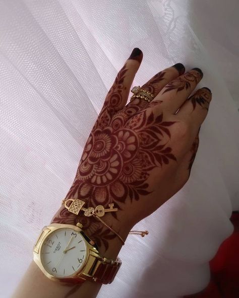 Short Mehndi Design, Henna Tattoo Kit, Modern Henna Designs, Henna Art Designs, Rose Mehndi Designs, Latest Henna Designs, Mehndi Design Pictures, Modern Mehndi Designs, Pretty Henna Designs