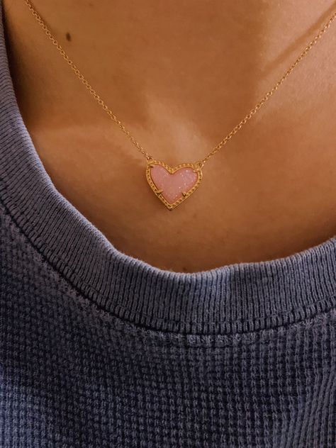 Kendra Scott Heart Necklace Aesthetic, Kendra Scott Aesthetic, Kendra Scott Necklace Aesthetic, Layering Kendra Scott Necklaces, Kendra Scott Heart Necklace, Accessory Reference, Jewelry Stack, Necklace Aesthetic, Necklace Outfit