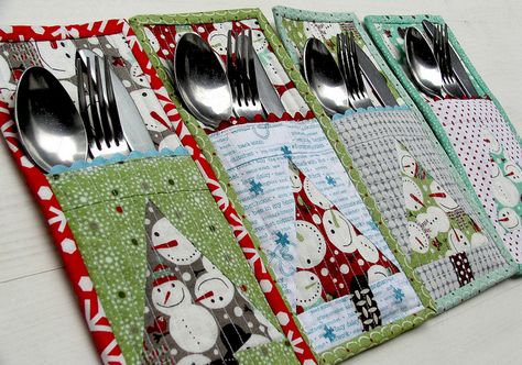 Christmas is coming | Tacha - Tutorial on www.fatquarterly.com as part of the Sizzix Quilting Blog Hop Deco Table Noel, Christmas Sewing Projects, Holiday Sewing, Navidad Diy, Christmas Placemats, Christmas Makes, Christmas Quilts, Christmas Quilt, Christmas Sewing