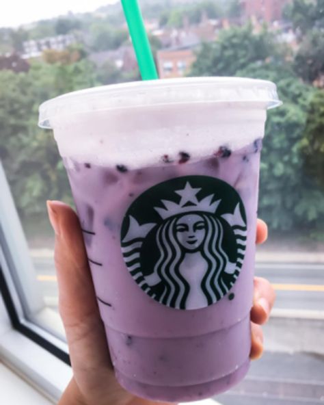 Starbucks Rainbow Drinks, Starbucks Rainbow, Minuman Starbucks, Homemade Starbucks, Rainbow Drinks, Purple Drinks, Iced Starbucks Drinks, Drinks At Home, Healthy Starbucks Drinks