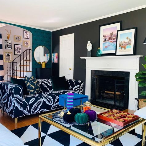 Maximalism Interior, Moody Interior Design, Maximalist Living Room, Maximalist Interior Design, Funky Living Rooms, Cute Living Room, Maximalist Interior, Pastel Home Decor, Maximalist Home