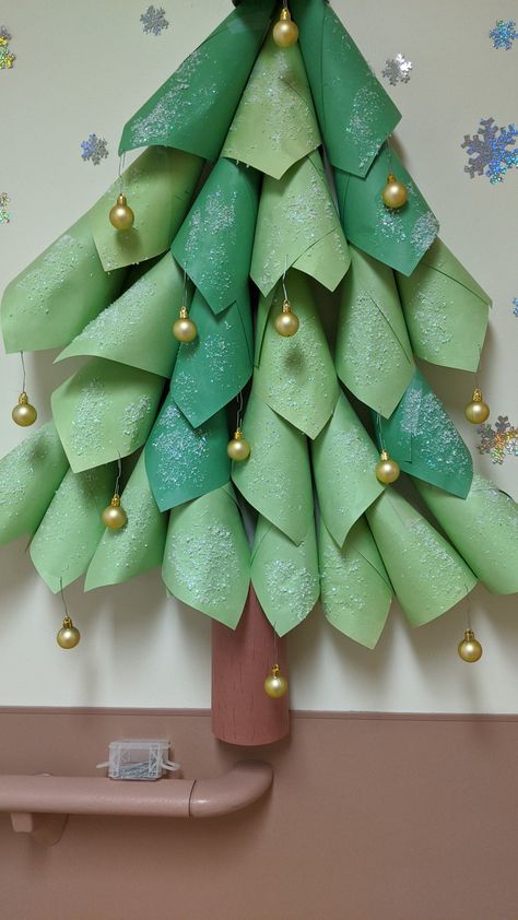 Paper Christmas Tree Bulletin Board, Christmas Tree Bulletin Board, Tree Bulletin Board, Winter Party Games, Bulletin Board Tree, December Ideas, Classroom Christmas Decorations, Gingerbread Decor, Boricua Recipes