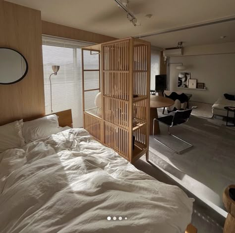 Retro Interior Design Bedroom, Japan Bedroom Aesthetic, Japandi Studio Apartment, Japan Apartment Interior, Tiny Japanese Apartment, Japan Interior Design, Japan Apartment, Retro Interior Design, Bedroom Red