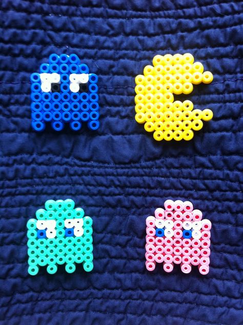 pac man mini hama Playstation Perler Beads, Perler Bead Patterns Video Games, Pac Man Perler Beads, Perler Bead Patterns Pacman, Den Doodle, Melting Beads Game Boy, Pixel Pacman, Hama Beads Mario, Pac Man