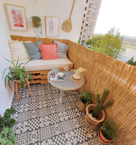 cozy small balcony ideas - Pesquisa Google Cactus Balcony, Japandi Balcony, Balcony Ikea, Ikea Balcony, Modern Balcony Design, Balcon Mic, Small Apartment Balcony Ideas, Balkon Decor, Diy Balcony