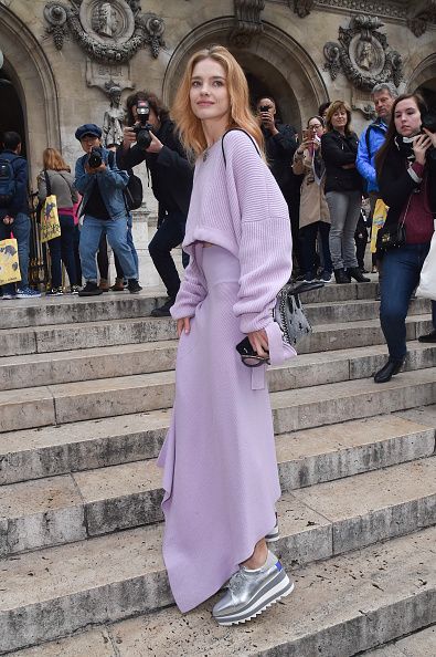 Celebrity Sightings : Paris Fashion Week Womenswear Spring/Summer 2018 : Day Seven Lilac Street Style, Lilac Fashion, Y2k Street Style, Skirt Sweater, Silver Platforms, High Fashion Outfits, Purple Outfits, Looks Street Style, Lilac Dress