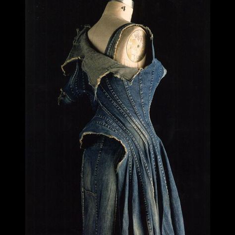 Repurposed Denim, Moda Denim, Mode Tips, Denim Projects, Fashion Institute, Jeans Diy, Innovative Fashion, Junya Watanabe, Upcycled Denim