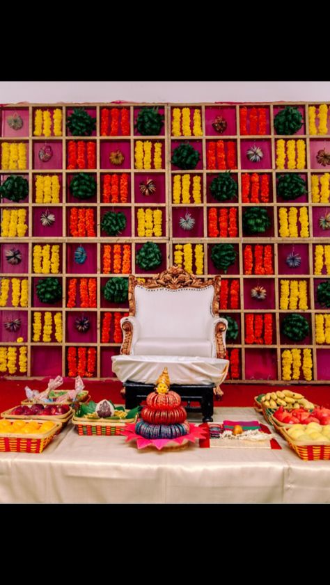 Srimantham Decoration Ideas, Valagappu Decorations, Valaikaapu Decoration, Traditional Baby Shower Indian, Traditional Indian Baby Shower Decorations, Baby Shower Stage Decorations, Srimantham Decoration At Home Simple, Sreemantham Decoration, Seemantham Decoration