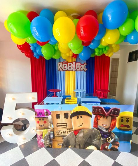 5th Boy Birthday Party Themes, Roblox Party Theme Ideas, Roblocks Birthday Party Ideas, Roblox Theme Birthday Party Ideas, Roblox Diy Party, Roblox Birthday Party Ideas Decor, Roblox Birthday Theme, Roblox Backdrop, Roblox Themed Birthday Party