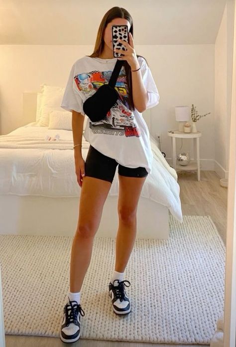 Tenis Nike Jordan, Cute Outfits With Jordans, Trip To Turkey, Traveling Fashion, Oversize Tshirt Outfits, Outfit Oversize, Woman Dresses, Tenis Nike, Jordan Outfits