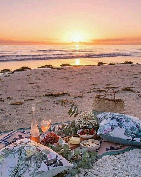 asole grey 🕊 on Twitter: "oh to have romantic picnic dates by the beach at sunset… " Beach Tumblr, Picnic On The Beach, Dream Dates, Interior Boho, Picnic Inspiration, Cute Date Ideas, Couple Travel, Romantic Picnics, Picnic Date