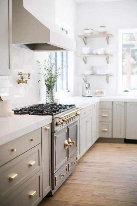 obsessed with this kitchen! grey cabinets with neutral wood floors and quarts counters! #kitcheninteriordesign French Stove, Dapur Rustic, Light Grey Kitchen Cabinets, Vintage Style Home Decor, Light Grey Kitchens, Light Gray Cabinets, Model Dapur, Vintage Style Home, Interior Dapur