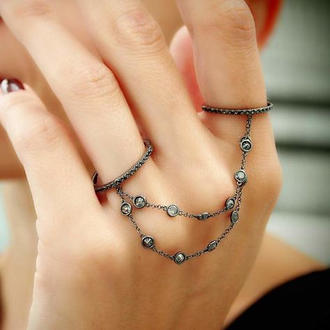 Diy Wire Jewelry Rings, Hand Chain Jewelry, Hand Harness, Wire Jewelry Rings, Everyday Jewellery, Chain Rings, Fancy Jewellery Designs, Arm Jewelry, Jewelry Pandora