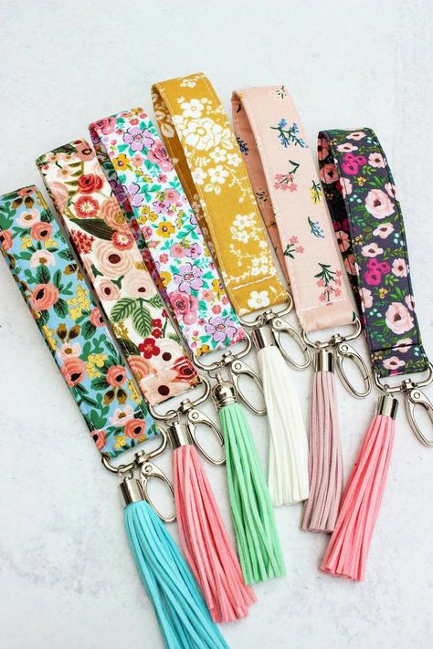 Key Fobs Diy, Floral Keychain, Lanyard For Keys, Strap Keychain, Accessories Boho, Sewing Machine Projects, Keychain Wristlet, Key Fobs Wristlet, Keychain Fob