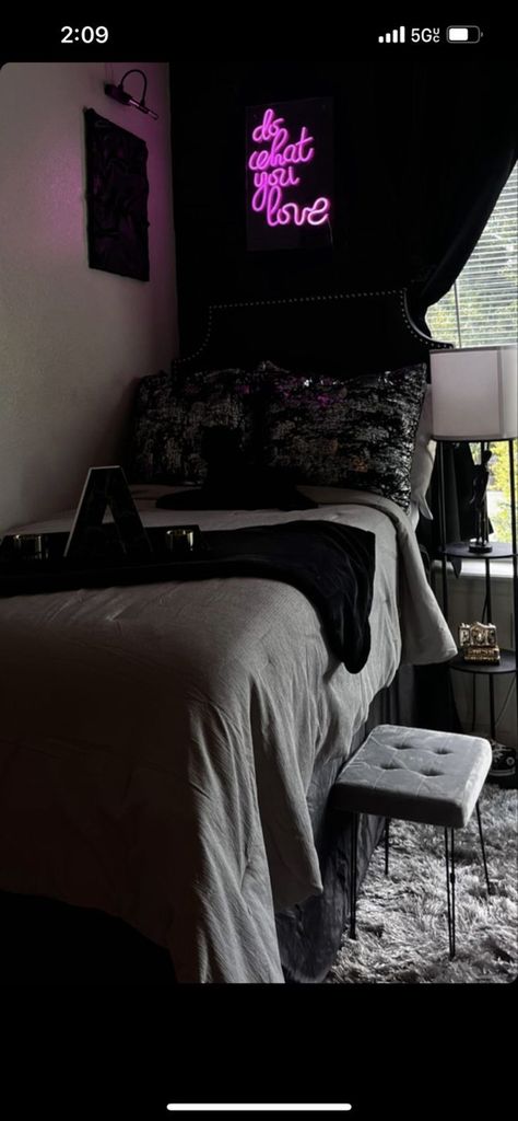 Dorm Room Ideas Black Girls College, Black Dorm Room Aesthetic, Dorm Room Designs Black, Room Ideas Aesthetic Black, Black Dorm Room Ideas, Dorm Room Decor Black, Dorm Room Ideas Black, Black Dorm Room, Dorm Room Black