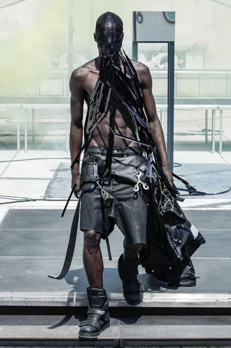 Avant Garde Fashion Male, Rick Owens Runway, Rick Owens Fashion, Rick Owens Menswear, Post Apocalyptic Fashion, Paris Fashion Week Men, Apocalyptic Fashion, Anti Fashion, Conceptual Fashion