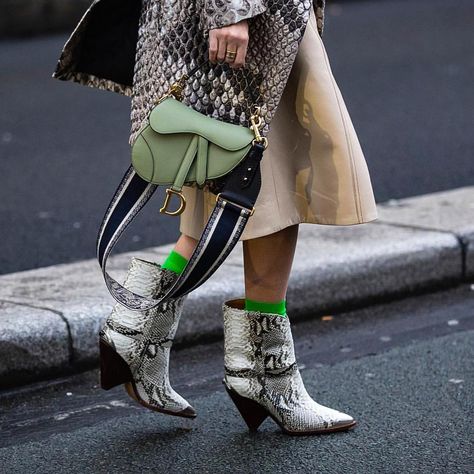 Jovoń 🔌✨ on Instagram: “𝒮𝓉𝓇𝑒𝑒𝓉📸 𝒮𝓉𝓎𝓁𝑒 #fashion #fashionable  #fashionista #instafashion #fashionstyle #fashionaddict #fashiondiaries #fashiondesigner…” Zebra Print Shoes Outfit, Zebra Print Shoes, Edgy Bags, Isabel Marant Boots, Queen Style, Dior Saddle, Women Fashion Edgy, Fashion Edgy, Print Shoes