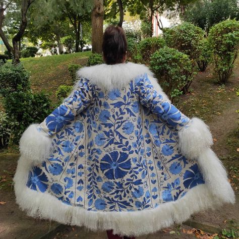 Custom made vintage suzani sheaing coat. Made with natural shearling and vintage suzani tapestry. Door to door express shipping service. #pennycoat #afgancoat #shearlingcoat #suzanicoat #womenvoat #vintagecoat #forher #chapan #fur #etsy #gift #christmas #festival #todayusa #bemyboots Boho Style Boots, Unique Boots, Retro Coat, Embroidered Coat, Rodeo Fashion, Sheepskin Coat, Womens Jackets, Coat Vintage, Cotton Coat