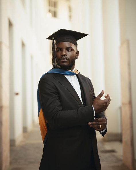 🎓🎓🎓🎓 Convocation Photography Picture Ideas, Convocation Outfit Graduation Men, Man Graduation Pictures, Graduation Poses For Men, Grad Photoshoot Men, Graduation Pictures For Men, Convocation Pose Photo Ideas, Men’s Graduation Photoshoot, Male Graduation Poses