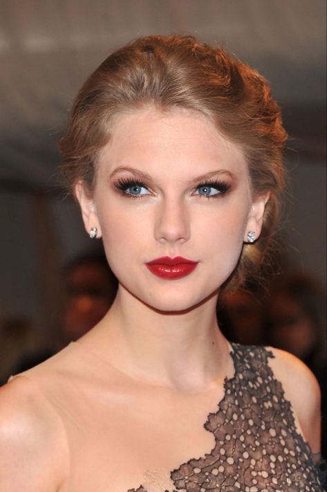 Taylor Swift Face Portrait, Taylor Swift Face, 22 Taylor Swift, Dark Disney Princess, Taylor Swift Makeup, 22 Taylor, Taylor Swift 22, Taylor Swift Street Style, Swift Taylor