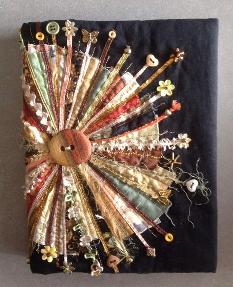 Quilt Modernen, Scrap Fabric Crafts, Textile Art Embroidery, Folded Fabric, Creative Textiles, Christmas Ornaments Diy, Fabric Journals, Hand Embroidery Projects, Textile Fiber Art