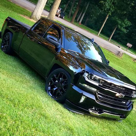 Murdered out Chevy Silverado crew cab 4x4 Z71 by Heavy Static.. Chevy Silverado Ss, Chevy Trucks Lowered, Custom Silverado, Silverado Crew Cab, Single Cab Trucks, Chevy Trucks Silverado, Silverado Truck, Lowrider Trucks, Dropped Trucks